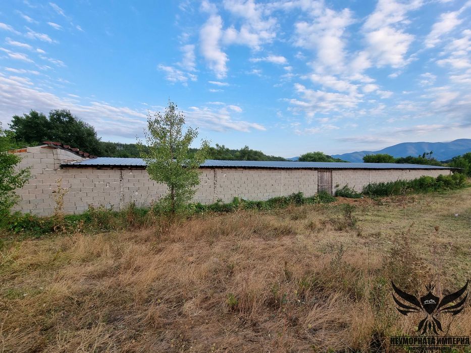 Селскостопански обор,краварник,склад 433кв.и земя 3269 в с.Леново