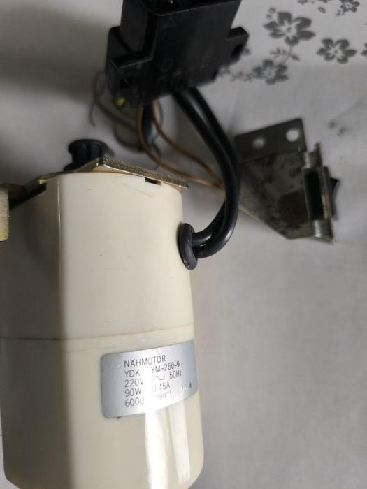 Motoare și curele pentru mașini de cusut.