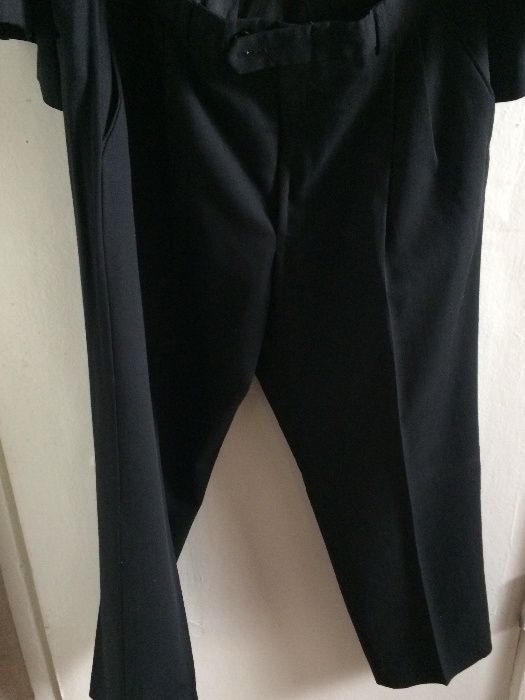 Костюм мужской классический цвет черный, б/у, производство Италия.