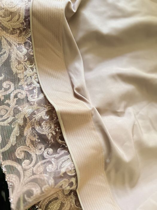 Vecherni kuylak 1 marta kiyilgan x xl razmerlaga tugri keladi