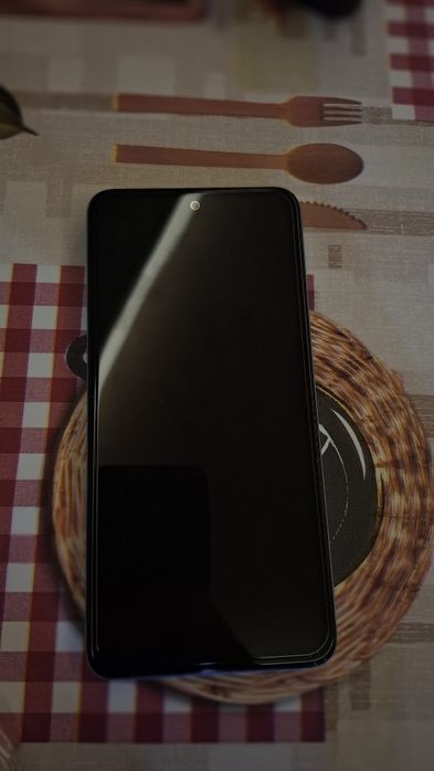 Продавам хаоми редми нот14 с котияа и кабел оригинален цена 260