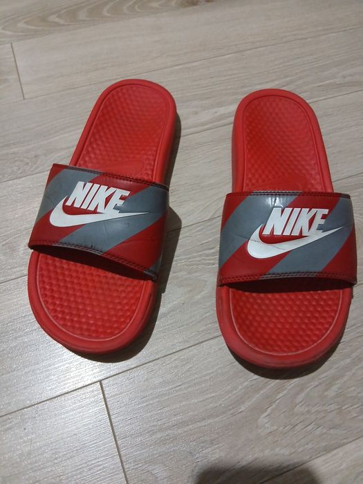 Тапочки Nike Benassi красного цвета оригинал
