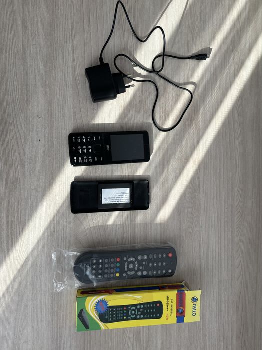 телефон,пульт.            .