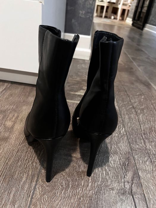 Продаю новые ботильоны Nine West