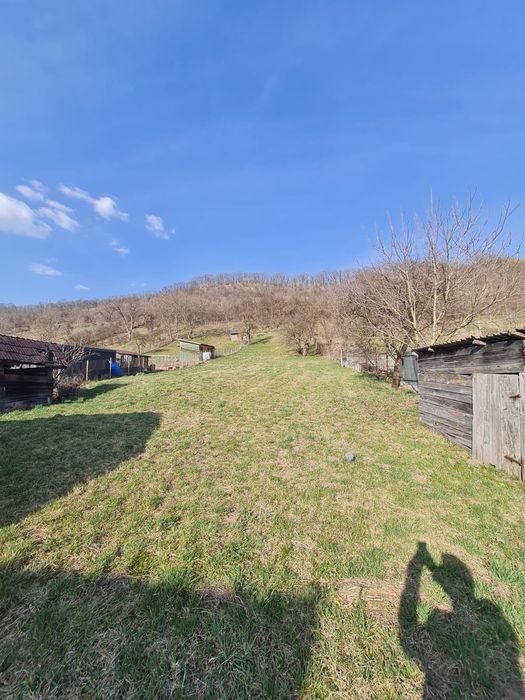 Casă țărănească cu utilități 1700 mp