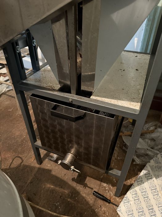 Разпечатваща машина за пчелни пити