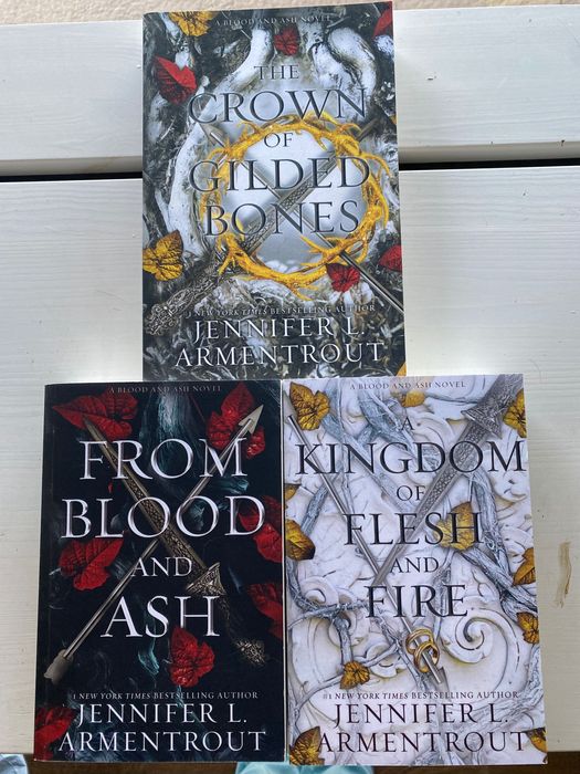 From blood and ash series- фентъзи романтика книги на английски език