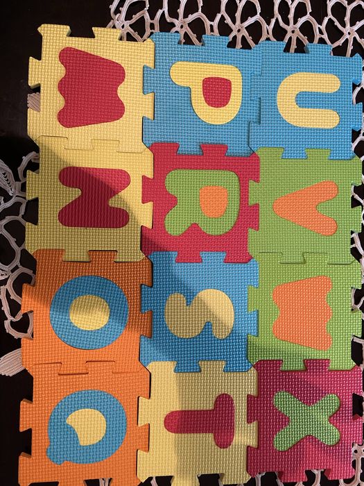 Covoras din numere si litere pentru copii