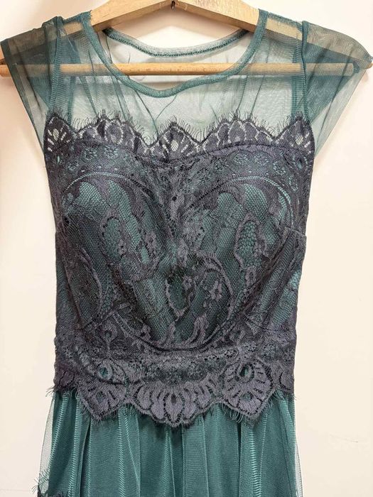 Маслено-зелено рокля с дантела