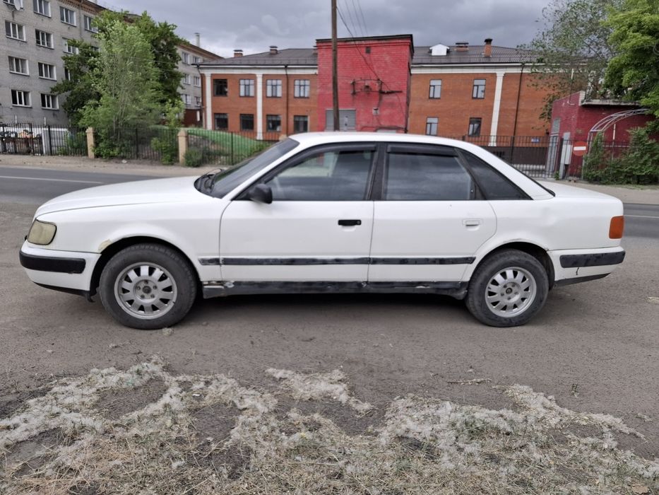 Машина Ауди 100 С4
