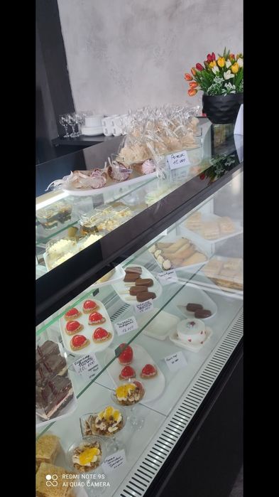 Холодилник витринного типа.