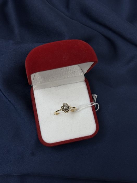 Золотое кольцо с бриллиантом