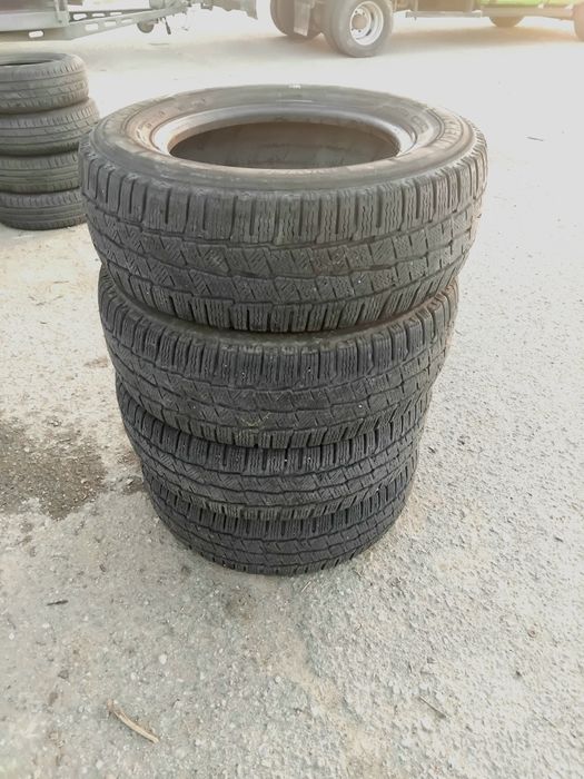Бусови гуми 235 65 16 C Ц Мишелин Michelin 4 броя - нов внос. Не са нови! Посочената цена е за един брой гума. Без коментар на цената. 43 години опит