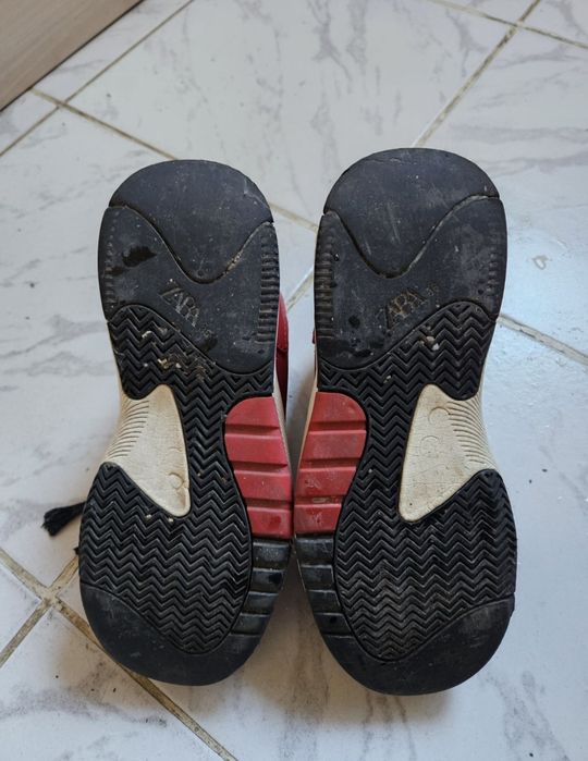 Zara обувки No 36. Runners обувки No 36. Nike бутонки No 36.
Runners детски високи спортни обувки No 36, 5€
Zara високи обувки No 36-със забележка 5€