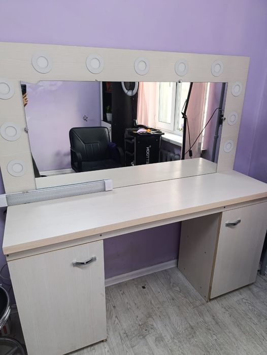 Продам столик с зеркалом