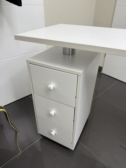 Masa manichiura cu aspirator