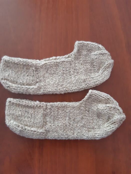 Продам детские вязаные следочки.