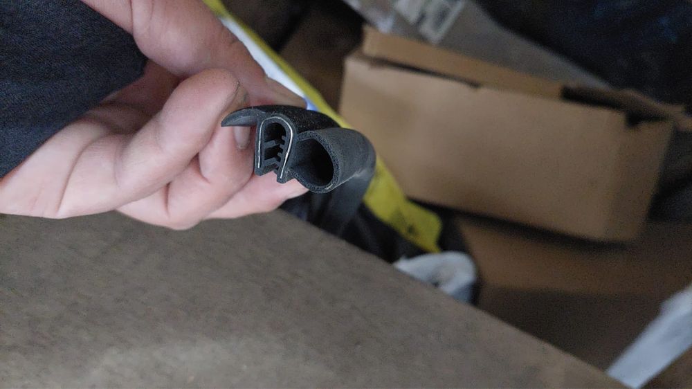 Уплотнитель двери BMW