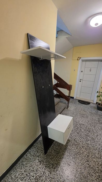 Закачалка и шкаф за антре