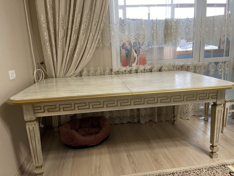 Продаю стол со стульями для гостиной