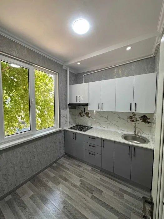 Чиланзар 3, 1комн/2/4, 28м² Евро ремонт. Кирпич Ор-р: Торговой Центр