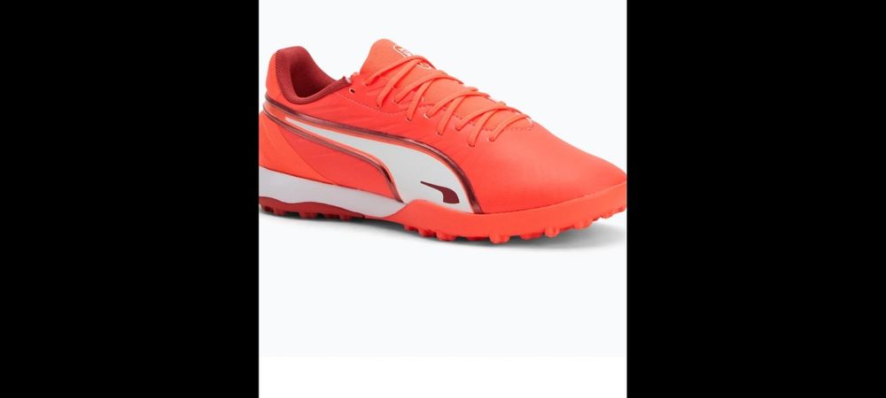 Adidași fotbal teren sintetic.