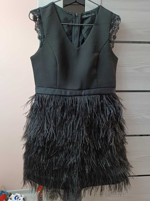 Чёрное вечернее платье с перьями