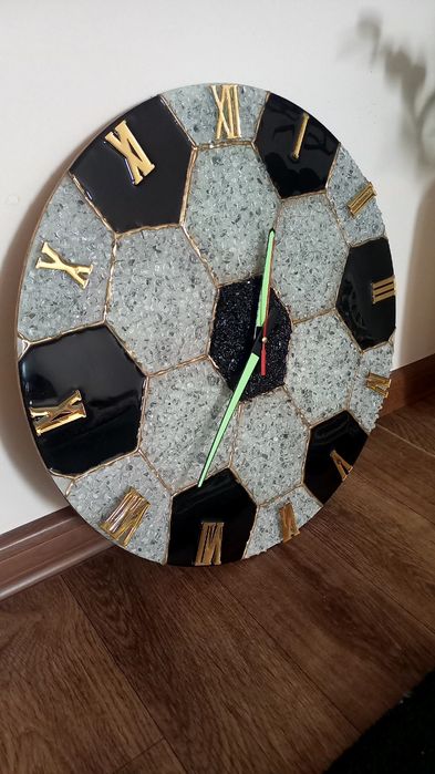 Часы "Мяч" из эпоксидной смолы