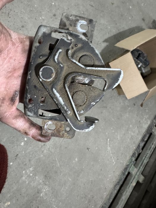 Incuitoare capota fata suzuki gv