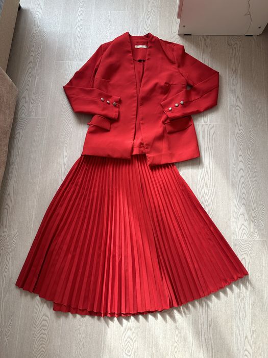 Продам красный костюм