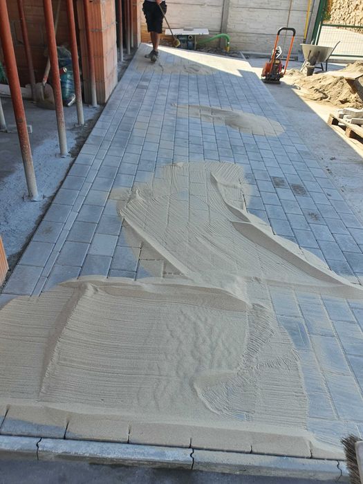 Execut diferite lucrari : sapături , terasamente cu excavator sau făra