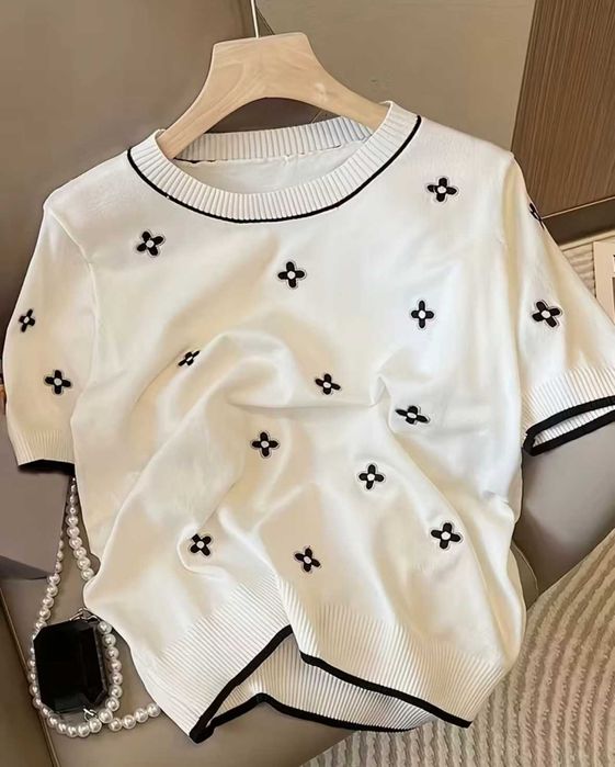 Елегантна Дамска Блуза с Къс Ръкав и Цветни Елемети