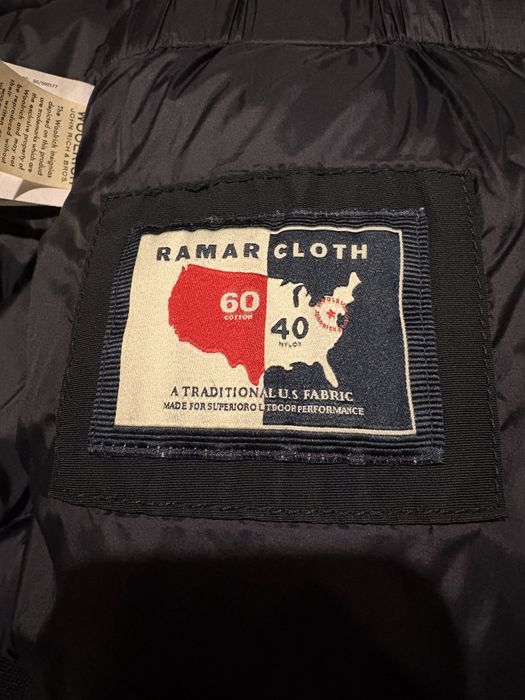 Geacă premium de iarnă Woolrich, femei, bleumarin, cu glugă și blană, purtată