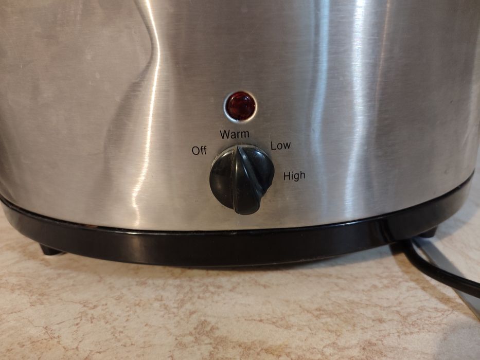 Slow cooker cu capac