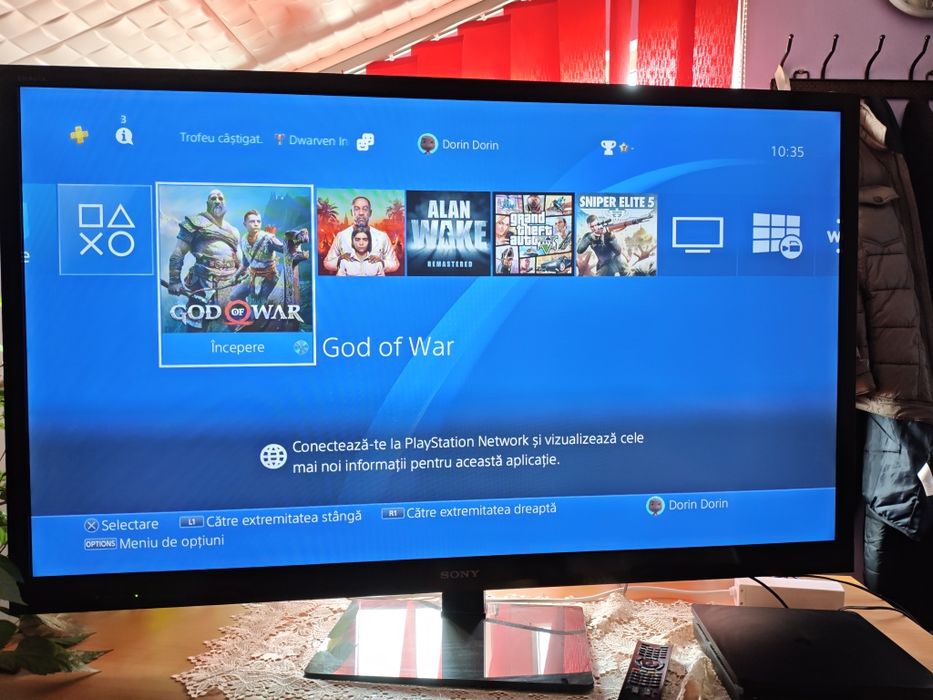 Vând PS4 slim  in stare perfecta de funcționare cu 2 joiysticiuri