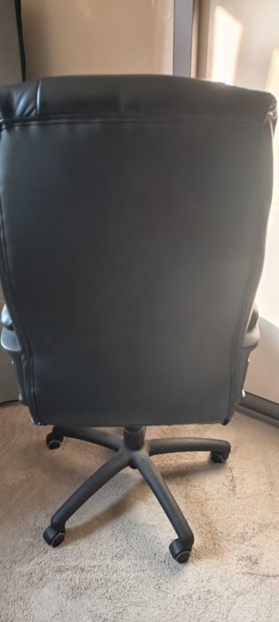 Продавам офис стол