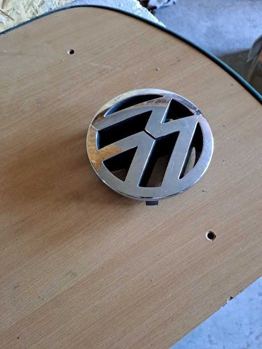Emblema fata VW Touareg an 2003-2006 originala Cod 7L6853601A