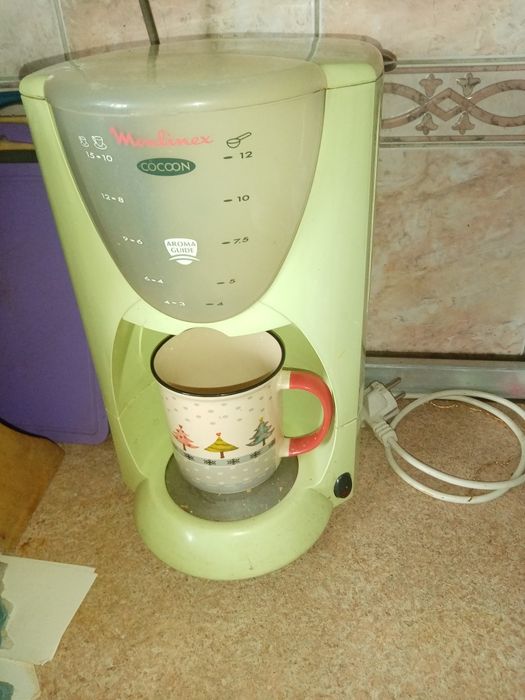 Кофеварка оливкового цвета