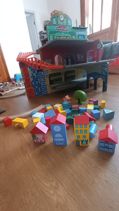 Vând statie, gara tren lemn XXL set mare de șine de lemn playtive / jucării din lemn
