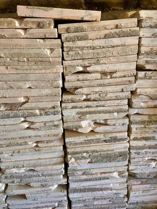 Plăci de marmură alb-gri, 25x25x3 cm – aprox. 120 bucăți