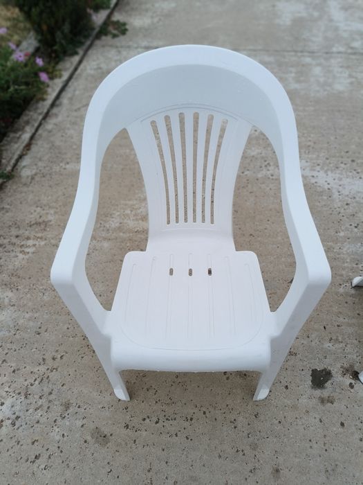 Vând scaun de gradina alb
