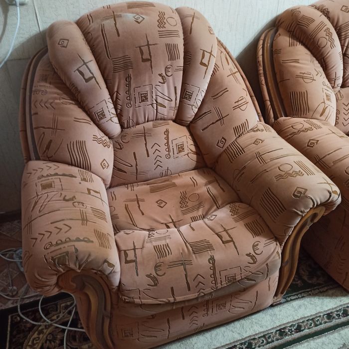 Продам б/у диван и 2 кресла.