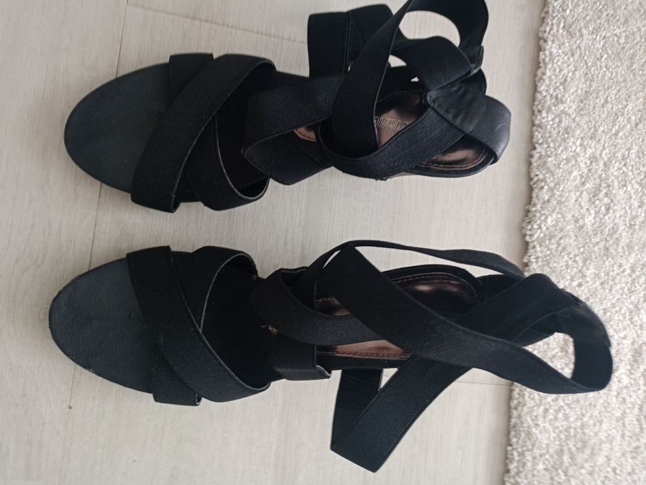 Vând sandale dama,noi,mărimea 39,produs de calitate.