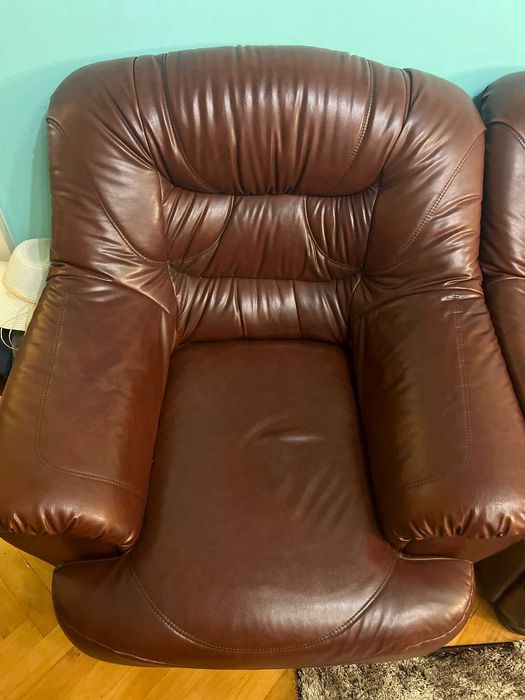 Vând set canapele piele ecologică de 3 locuri +2 locuri +fotoliu.