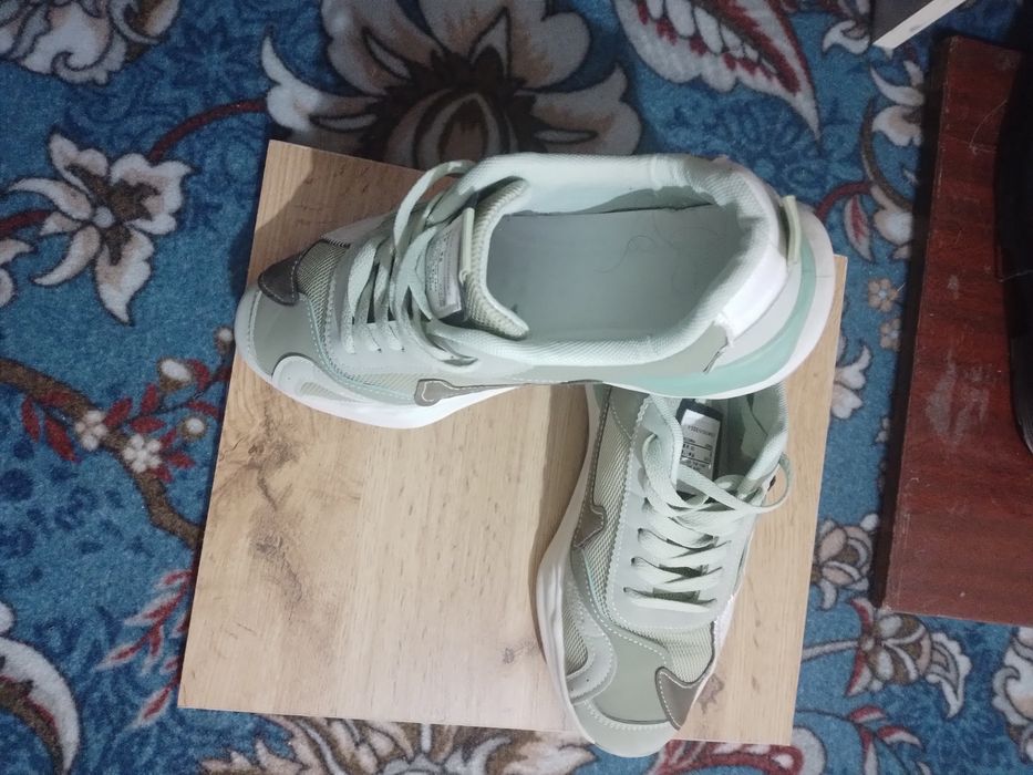 Кроссовки красивые очень хорошие новые