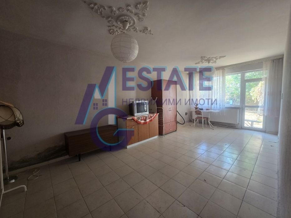 Масивна двуетажна къща гр Нови Искър