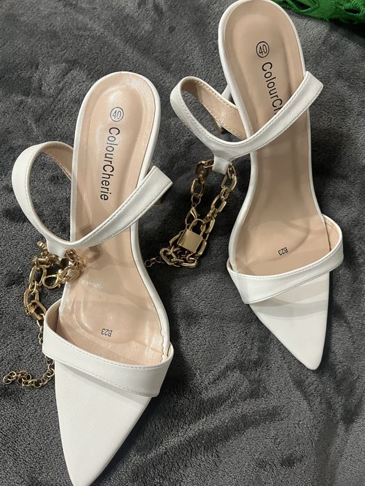 Sandale pentru evenimente albe cu accesoriu
