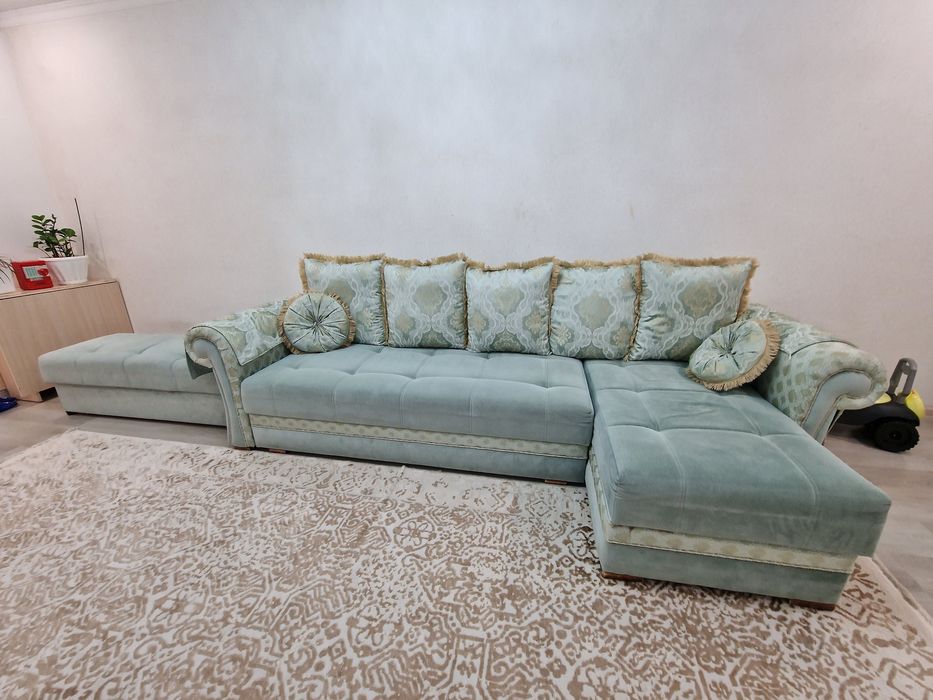 Продам  угловой диван +пуфик