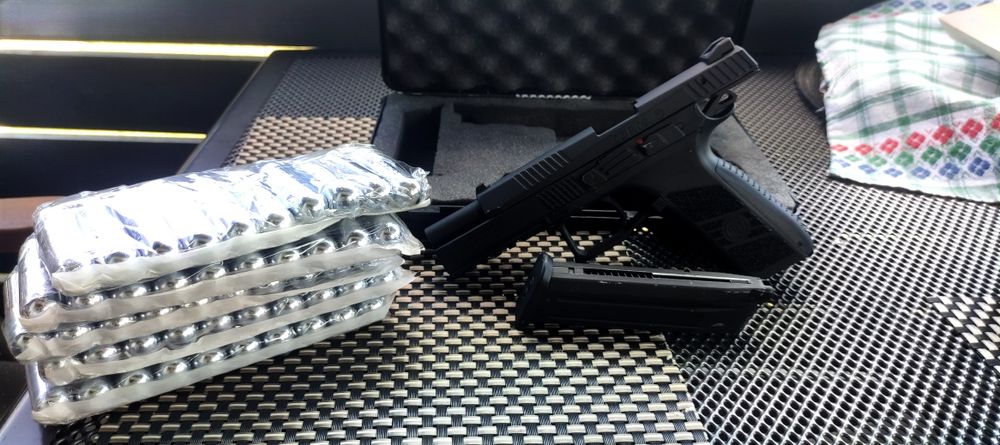 Pistol airsoft CZ P-09 – funcționează pe gaz & CO2 + 50 capsule Umarex