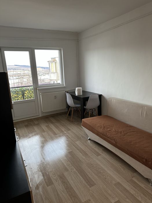 Garsoniera de inchiriat, Marasti